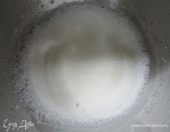 Поставить пирог на среднюю решетку в разогретую до 180°C духовку. Выпекать примерно минут 20. За это время взбиваем белки с сахаром до крутых пиков.