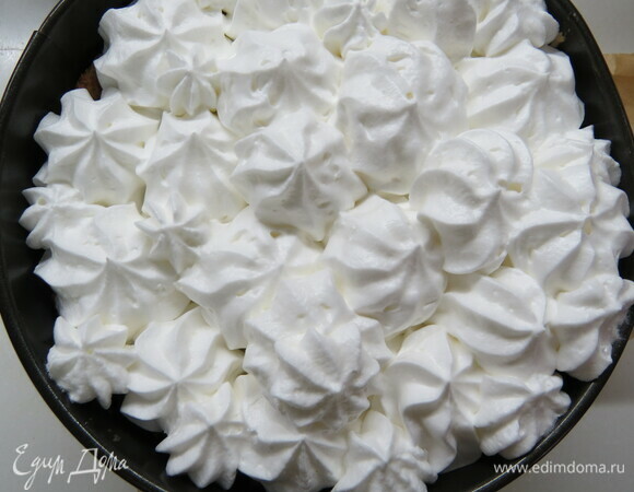 Температуру убавить до 150°C и вытащить полуготовый пирог, залить его взбитыми белками, разровнять и отправить снова в духовку на нижнюю решетку. Выпекать 20–25 минут, до румяной корочки белков. Время выпекания зависит от вашей духовки.