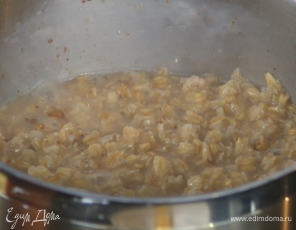 Геркулес поместить в сотейник, залить 250 мл горячей воды и на среднем огне довести почти готовности, добавить соль и половину корицы, перемешать и дать постоять 3–5 минут.