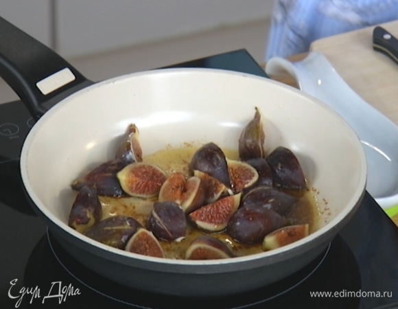 Инжир разрезать на четвертинки, выложить в сковороду, посыпать ванилью, оставшейся корицей и обжаривать до появления карамельной корочки.    