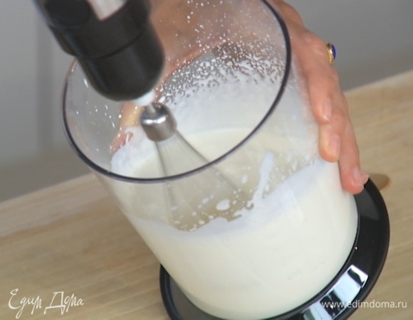 Сливки взбить блендером в пышную массу.