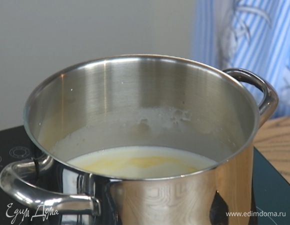 Молоко и сливки влить в кастрюлю, добавить сахар, сливочное масло и нагреть почти до кипения, затем снять с огня.