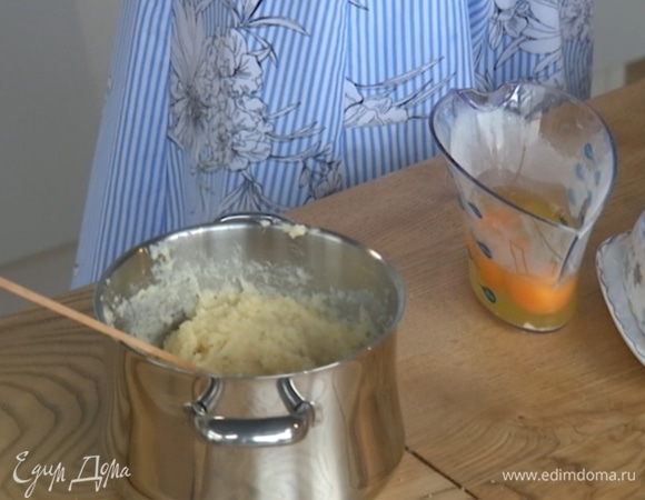 Продолжая перемешивать, всыпать в тесто фундук, затем по одному ввести яйца и дать постоять несколько минут.