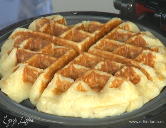 Вафельницу смазать растительным маслом и пожарить вафли. 