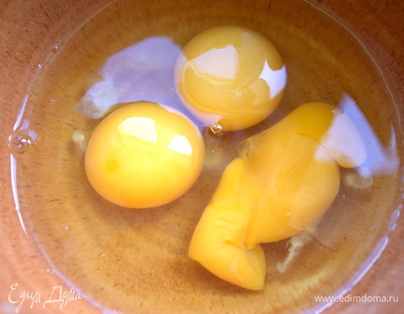 Взбить яйца.