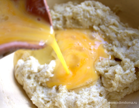 Влить яйца в тесто.