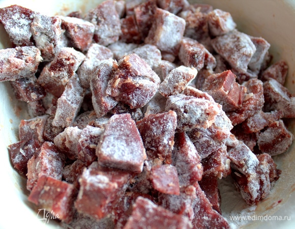 Нарезать кусочками и обвалять в муке или крахмале. Мука — 1–2 ст. л. — не дана в общем составе.