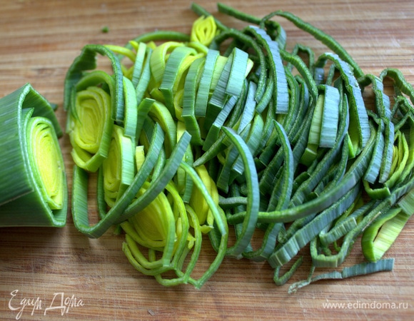 Нарезать лук-порей или другую зелень.