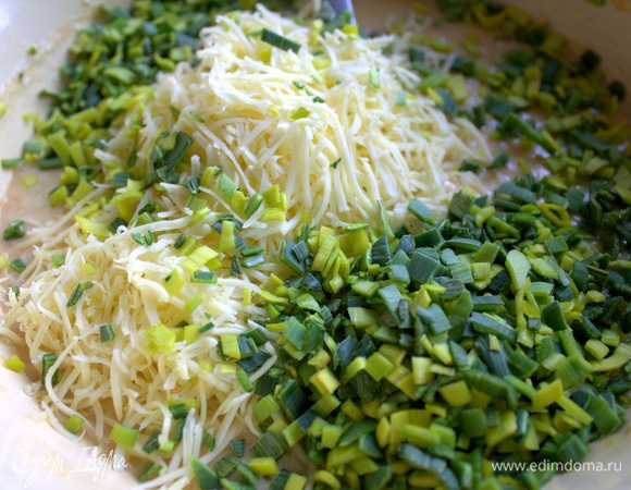 Всыпать в тесто зелень и тертый сыр.