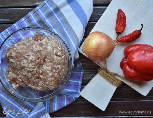 В своем рецепте использую смесь фарша из мяса говядины и жирной баранины. Говядину беру рубленую, а баранину перекручиваю на мясорубке с крупной решеткой.