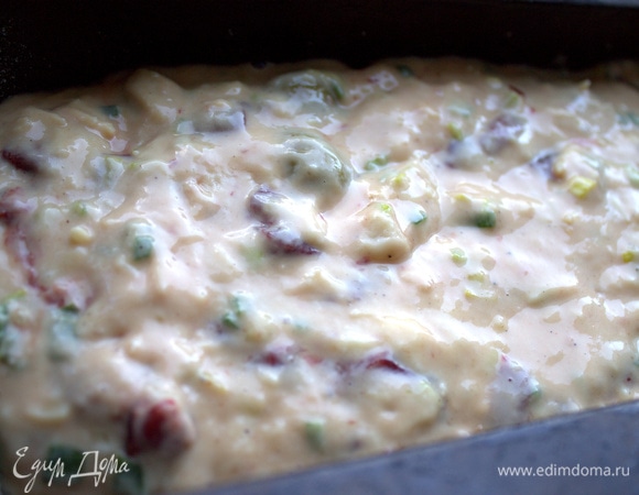 Перенести тесто в форму.