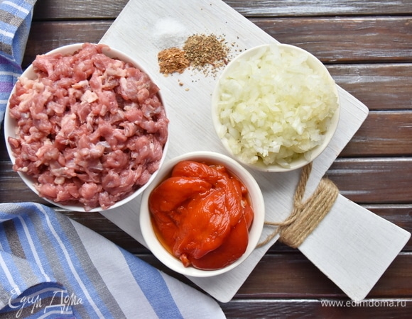 Нарезать репчатый лук. Перец измельчить погружным блендером до состояния пюре.