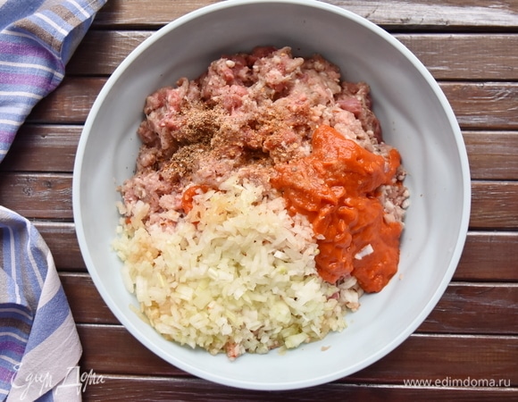 Смешать фарш с солью, измельченным луком, пастой из запеченных перцев и специями. Тщательно перемешать и оставить на сутки для выстаивания. Перед формовкой кебабов фарш опять тщательно вымесить. Можно покидать его на поверхность, предварительно переложив в прочный пакет и закрепив, чтобы не забрызгать рабочее место. Когда фарш станет достаточно липким и вязким, можно перейти к формованию кебабов.