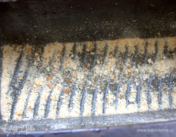 Силиконовая форма «кирпичик» размером 23 см на 9,5 см. Дно присыпала сухарями.