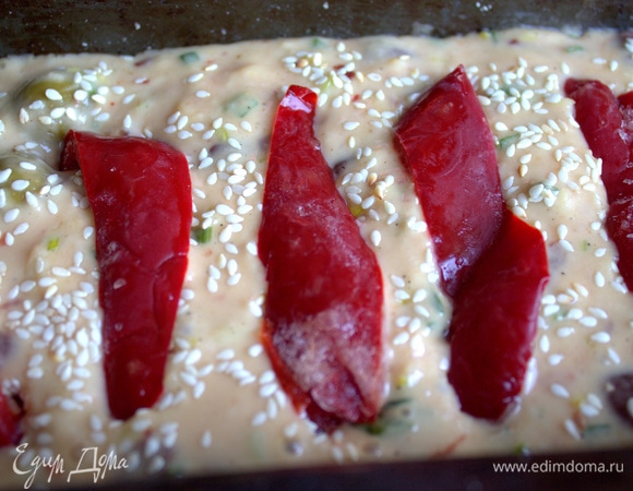 Втопить в тесто ломтики болгарского перца, посыпать кунжутом.