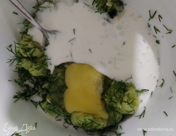 Добавить яйцо, кефир, масло и перемешать. Соль по вкусу, так как кабачки мы уже солили.