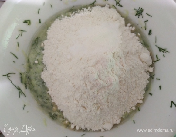 Добавить муку, соду и разрыхлитель. Перемешать.