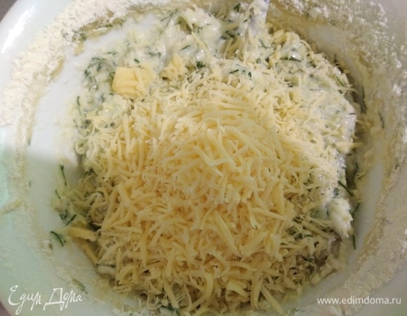 Сыр натереть на мелкой терке и ввести в тесто.