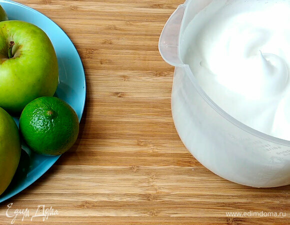 Взбиваем белки с сахаром.