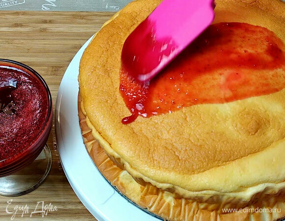 Смазываем клубничным джемом и украшаем.