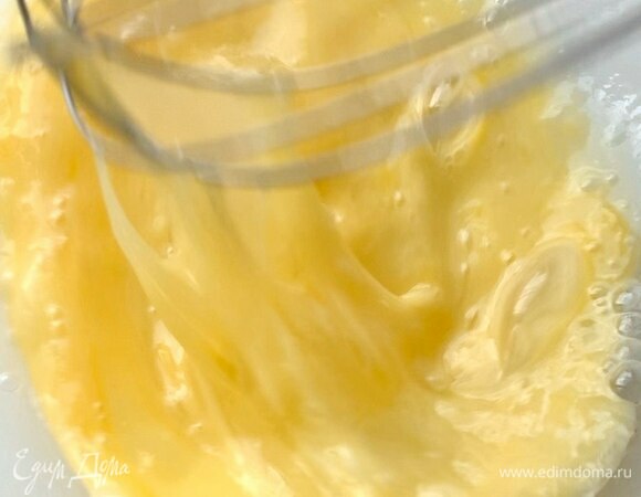 Яйца слегка взбейте венчиком со щепоткой соли.