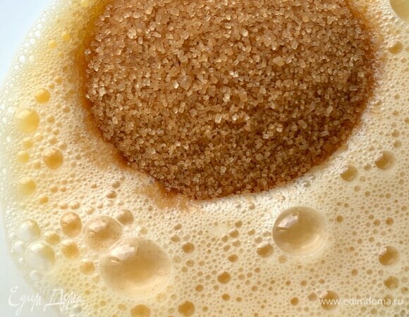 Добавьте тростниковый сахар и продолжите взбивать в пышную пену (примерно 5 минут).