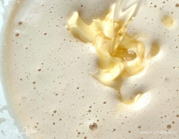 Добавьте мягкое сливочное масло, влейте растительное масло и греческий йогурт (без наполнителя). Хорошо перемешайте венчиком. Яичная масса немного осядет, не пугайтесь.