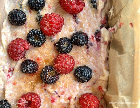 Сверху положите немного ягод малины и посыпьте тростниковым сахаром. Выпекайте кекс в разогретой до 180°С духовке около 50 минут. Готовность проверьте зубочисткой.