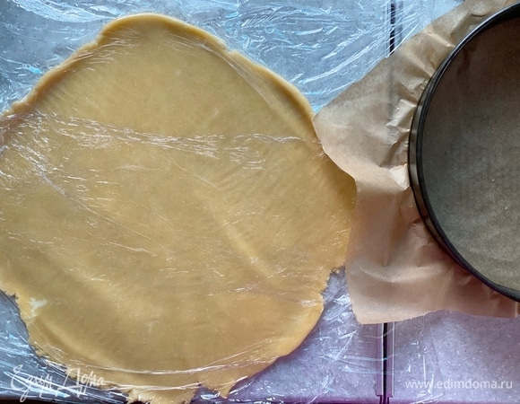 Холодное масло порубить, смешать с мукой, растереть в крошку. Добавить сахар, желтки. Быстро замесить тесто. Завернуть в пленку и убрать в холодильник на 30 минут. Затем раскатать между двумя листами пищевой пленки.