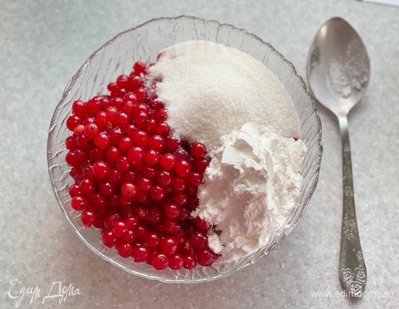 Смешать с сахаром и крахмалом.