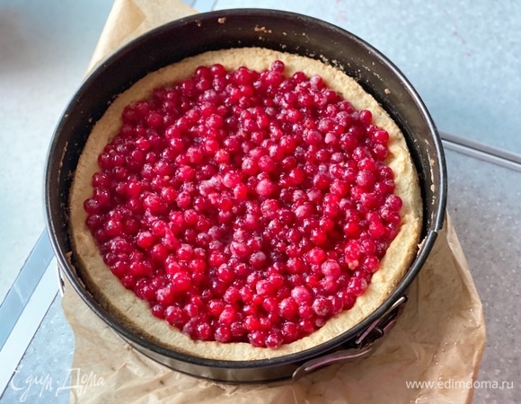 Выложить ягоды на готовую основу из теста.