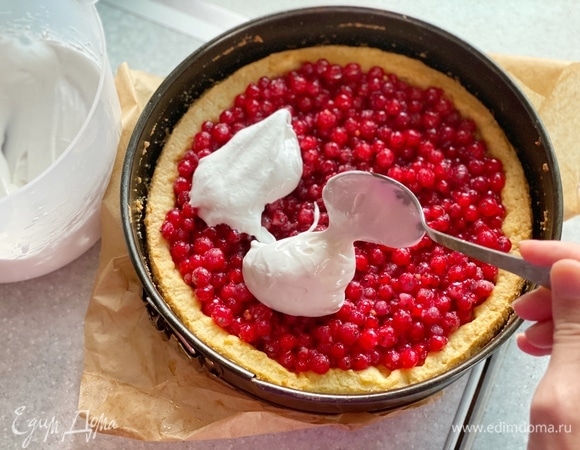 Яичные белки взбить с сахаром до устойчивых пиков. Аккуратно распределить поверх ягод.