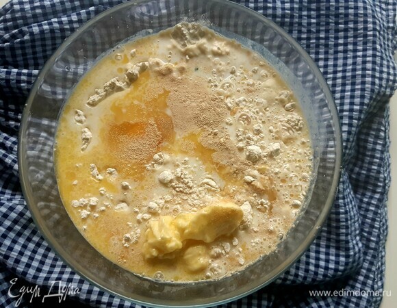 Для начала приготовим тесто. В этом рецепте я делаю это безопарным методом. Все элементарно и просто. В 500 г муки добавить 2 яйца, 70 г растопленного сливочного масла, 2 ст. л. сахара, дрожжи, теплое молоко, 1 ч. л. соли. Замешать тесто.