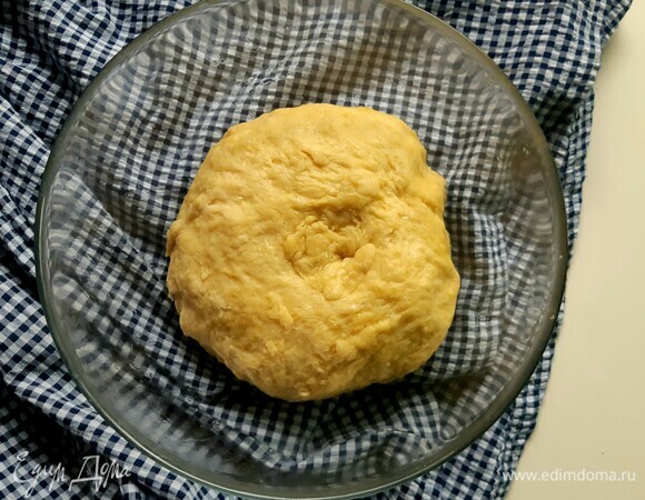 Накрыть тесто пленкой и оставить на 40 минут в теплом месте.