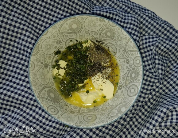 Тем временем нужно приготовить начинку. Размягчить 70 г сливочного масла, измельчить свежий тимьян и добавить с сухим базиликом в масло.