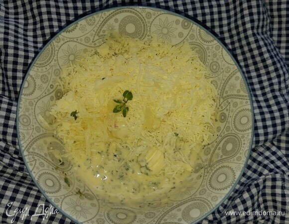 Далее на мелкой терке натереть сулугуни и маленький зубчик чеснока. Добавить сыр и чеснок к маслу с тимьяном и хорошо перемешать.