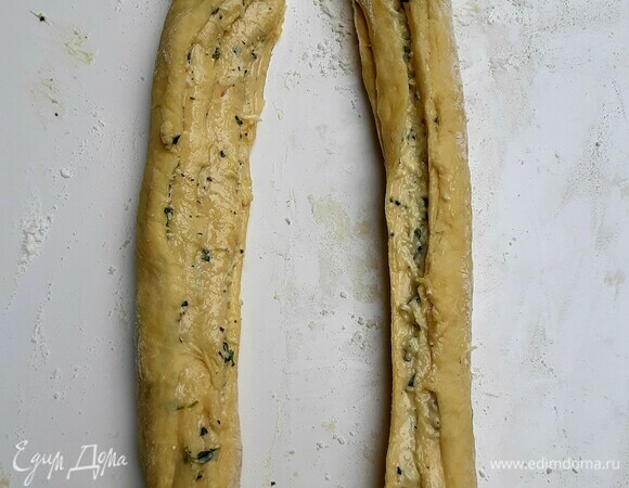 Разрезать рулет пополам, отступив от края пару сантиметров.