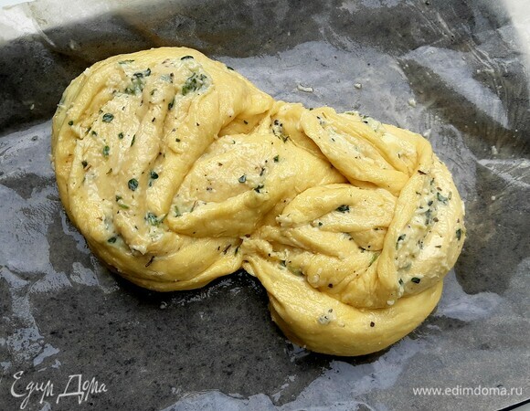 Далее верхнюю часть жгута сверните до середины справа, нижнюю — до середины с левой стороны. Вывернуть немного слои теста в разрезе и отправить в духовку на 30 минут при 190°C.