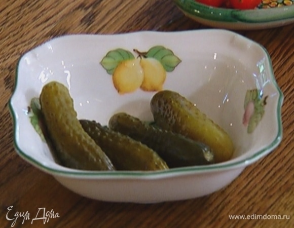 Корнишон разрезать вдоль пополам, не прорезая до конца.