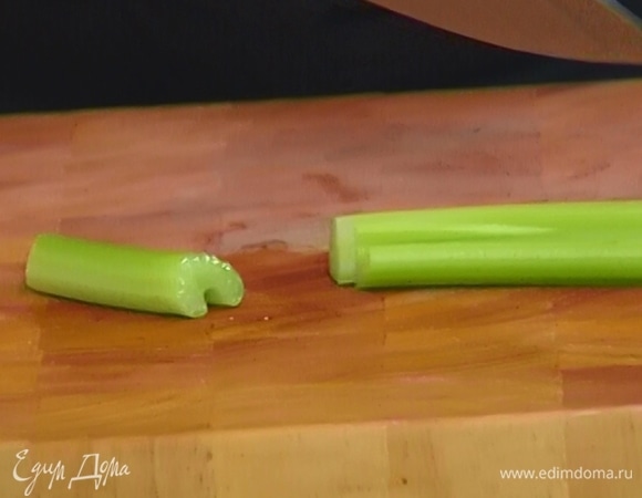 Стебель сельдерея разрезать пополам.