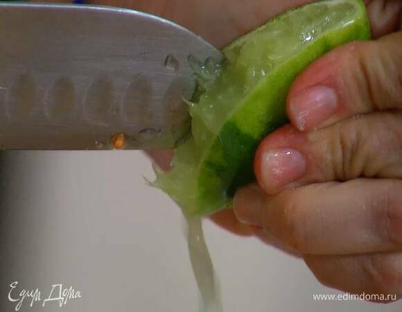 Из половинки лайма выжать сок.