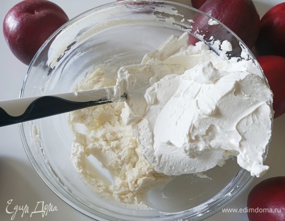 Рикотту взбить с сахарной пудрой. Отдельно взбить охлажденные сливки и аккуратно с помощью силиконовой лопатки смешать с рикоттой. Поставить крем в холодильник.