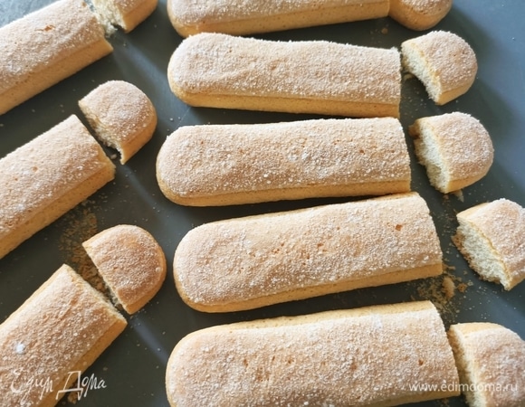 Для того чтобы наш тортик хорошо стоял, мы срезам с печенья 1 см.