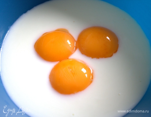 Отделить желтки от белков и переместить в кефир любой жирности. Кефир измеряем именно в граммах.