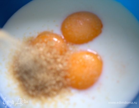 Всыпать сахар (можно белый, но я выбрала коричневый).