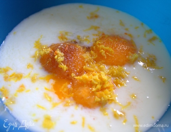 Натереть цедру с одного лимона.