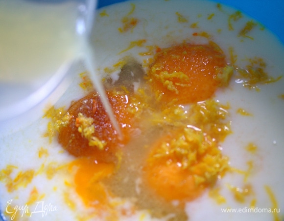 Влить лимонный сок.