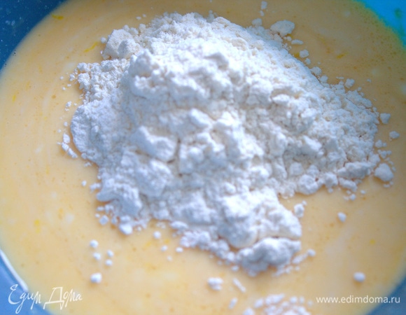 Всыпать муку с солью.