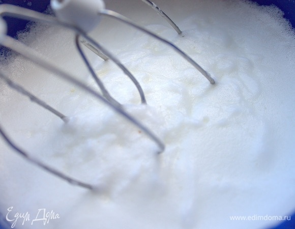 Отдельно взбить белки в пену.