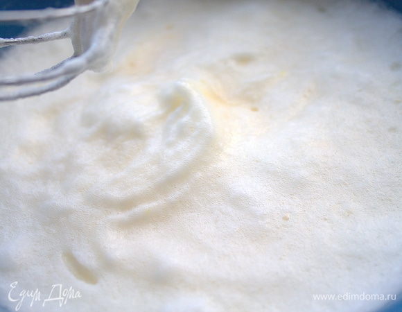 Перемешать, не особо взбивая.